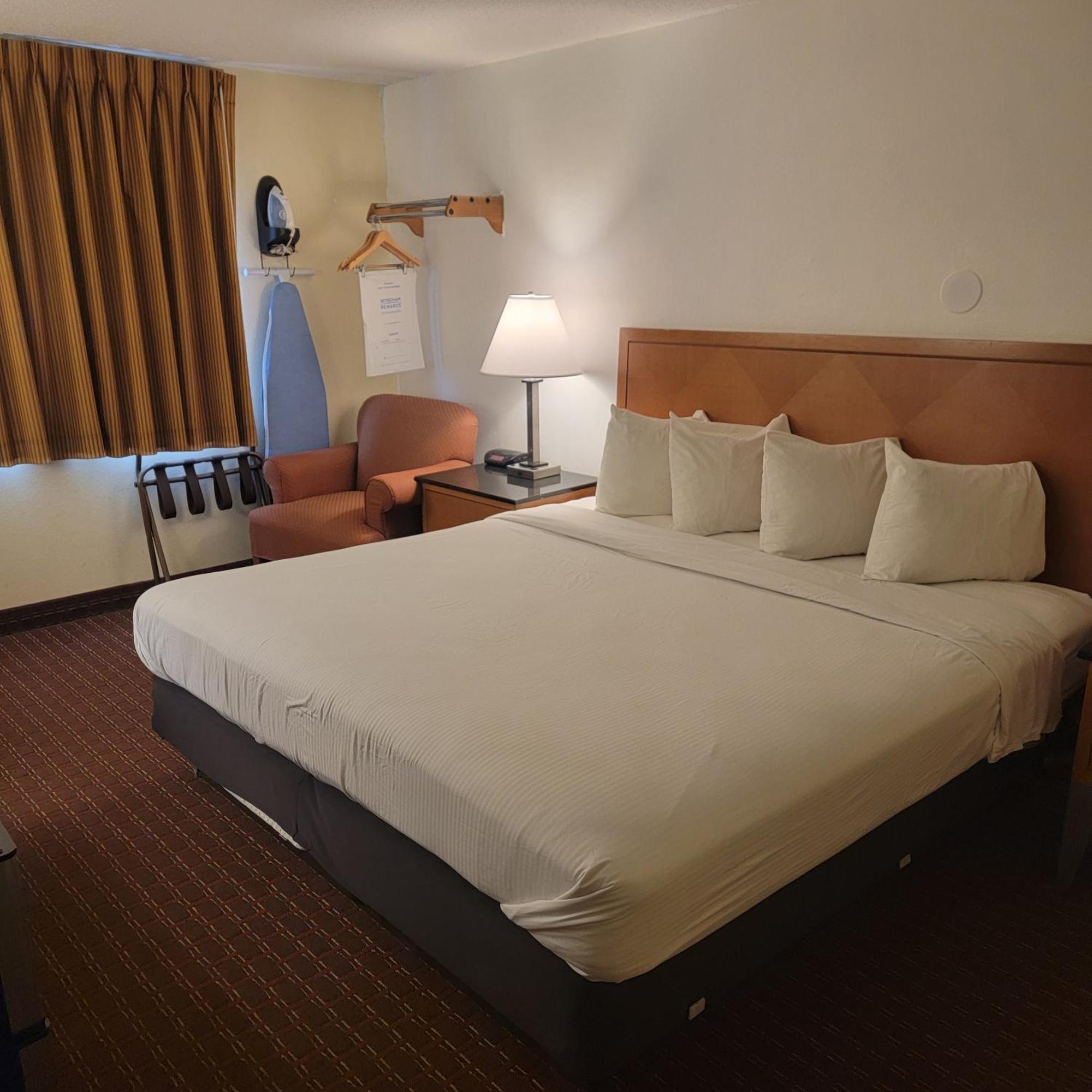 Days Inn By Wyndham Fort Dodge Exteriör bild